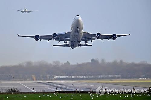 英 개트윅공항 폐쇄 사태 부른 ‘드론 비행’ 용의자 2명 검거