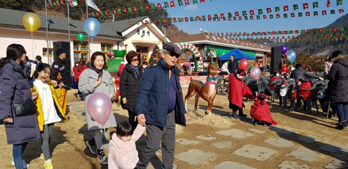 22일 개장한 봉화 산타 마을을 관광객들이 돌아보고 있다./사진=연합뉴스