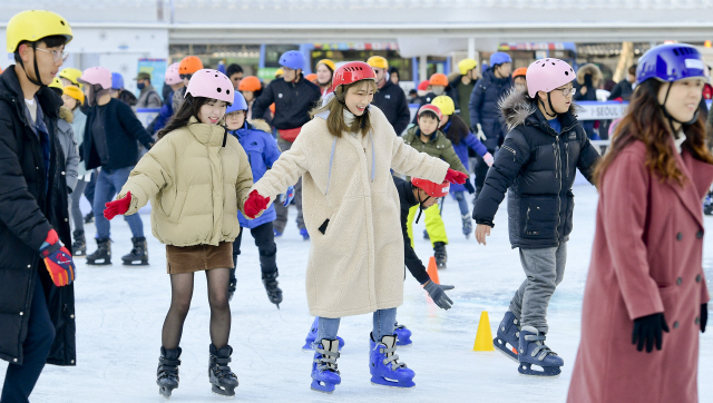 23일 서울 중구 서울광장 스케이트장을 찾은 시민들이 얼음을 지치며 겨울의 정취를 만끽하고 있다. 지난 21일 개장한 서울광장 스케이트장은 초미세먼지 주의보로 개장 하루 만에 문을 닫았다가 이날 오전 운영을 재개했다./송은석기자