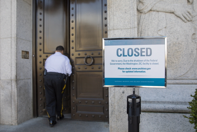 22일(현지시간) 미국 워싱턴DC의 국립기록물보존소 건물에 ‘미국 연방정부의 셧다운으로 문을 닫았다’는 안내문이 걸려 있다.  /워싱턴DC=EPA연합뉴스