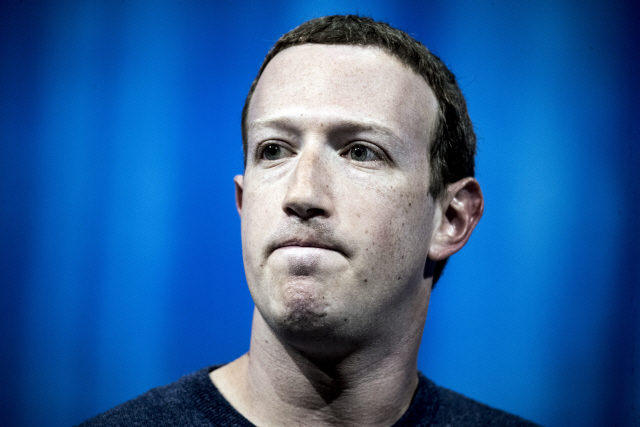 <YONHAP PHOTO-0886> epa06760818  Facebook CEO Mark Zuckerberg speaks during the VivaTech fair in Paris, France, 24 May 2018.  The annual commercial convention runs from the 24 to 26 May.  EPA/ETIENNE LAURENT/2018-05-25 03:55:53/<저작권자 ⓒ 1980-2018 ㈜연합뉴스. 무단 전재 재배포 금지.>