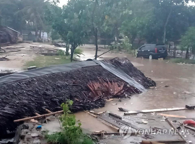 23일 인도네시아 반텐 주 순다해협 주변에서 전날 발생한 쓰나미로 무너져 내린 가옥이 물에 잠겨 있는 모습./안야르=EPA연합뉴스