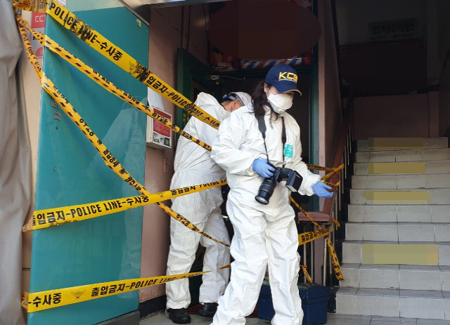 23일 오전 광주 북구의 한 이용원에서 방화 추정 화재가 발생, 경찰 과학수사대가 현장 감식하고 있다./연합뉴스