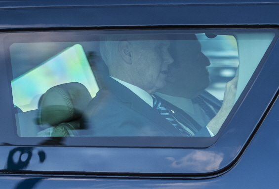 마이크 펜스 미국 부통령이 22일(현지시간) 셧다운 문제 논의를 위해 워싱턴DC 국회의사당으로 들어서고 있다. /AFP연합뉴스