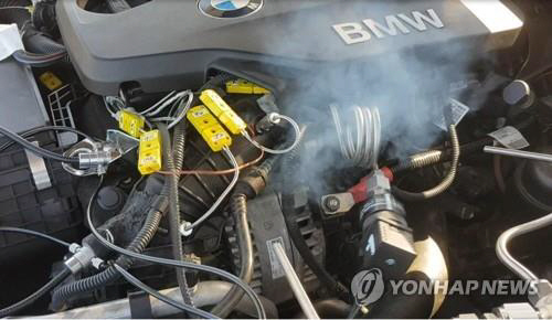 한국교통안전공단이 7일 공개한 BMW 화재원인 시험 과정 모습. 흡기계통의 천공부로부터 배출가스가 발산되고 있다. 공단은 이날 BMW 화재는 ‘EGR 바이패스’ 문제가 아닌 ‘EGR 밸브’ 문제라고 밝혔다./사진=연합뉴스