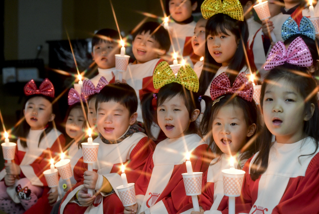 크리스마스를 앞둔 22일 경기도 안양시 은혜와 진리 교회에서 어린이들이 손에 촛불을 들고 크리스마스 캐럴을 부르고 있다./송은석기자