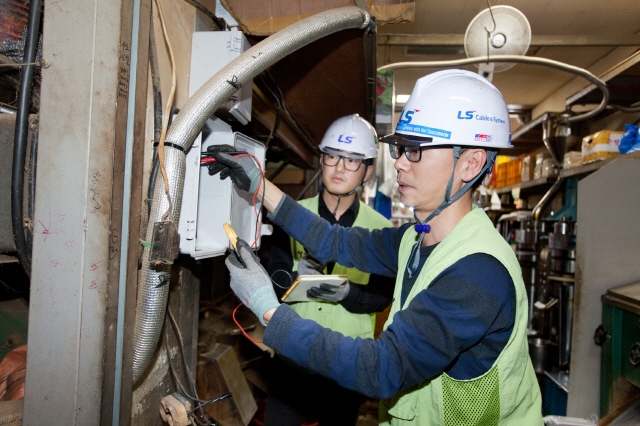 LS전선 직원들이 광주 지역 재래시장 전기안전점검을 하고 있다./사진제공=LS전선