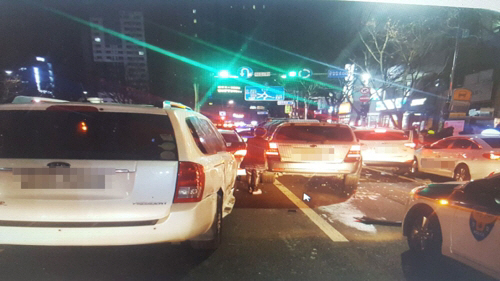 23일 새벽 울산 공업탑 인근 왕복 8차선 도로에서 음주교통사고가 발생해 차량들이 정체를 겪었다./사진=연합뉴스