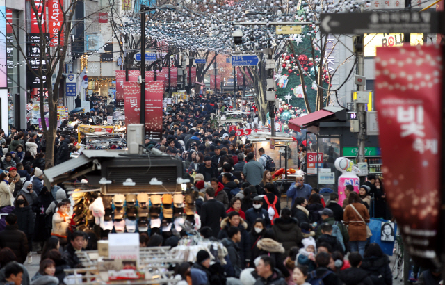 크리스마스를 이틀 앞둔 지난 23일 서울 중구 명동 거리가 시민과 관광객들로 붐비고 있다. 크리스마스 이브인 24일 전국이 맑은 가운데 아침 기온이 영하권에 머물며 춥겠다./연합뉴스