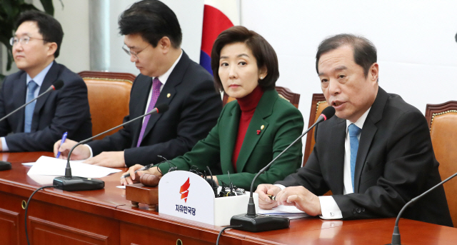 자유한국당 김병준 비상대책위원장(오른쪽)이 24일 오전 국회에서 열린 비상대책위원회의에서 발언하고 있다./ 연합뉴스