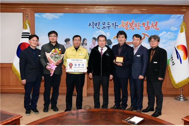 경상북도 건축행정종합평가에서 대상을 받은 건축디자인과 직원들이 김충섭 시장(가운데)과 기념촬영을 하고 있다.