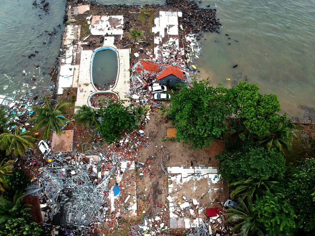 전날 쓰나미가 강타한 인도네시아 반텐주 카리타 해변의 건물 주변이 23일(현지시간) 건물 잔해들과 해일에 떠밀려온 쓰레기들로 뒤덮여있다./AFP연합뉴스
