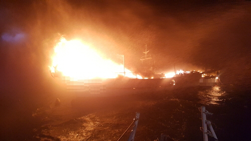 24일 오전 5시 18분경 전남 여수 금오도 인근 해상에서 연안복합선 S호에 화재가 났다./ 여수해양경찰서 제공