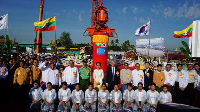 24일 미얀마 달라에서 열린 한-미얀마 우정의 다리 착공식 행사에 참석한 아웅산 수치 미얀마 국가고문(뒷줄 가운데), 김현철 청와대 경제보좌관(왼쪽 아홉번째) 등 양국 관계자들이기념촬영하고 있다. /사진제공=GS건설