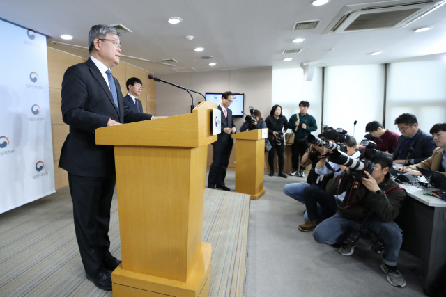 이재갑 고용노동부 장관이 24일 오전 서울 종로구 정부서울청사에서 근로시간 및 최저임금 관련 브리핑을 하고 있다. /연합뉴스