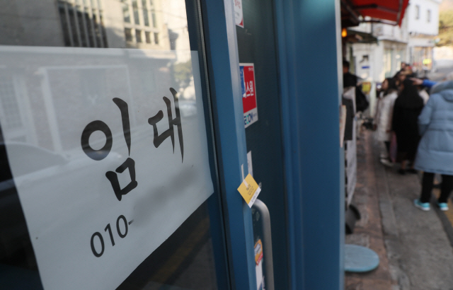 프랜차이즈 가맹점들의 평균 수명이 4년 남짓인 것으로 나타났다. 사진은 23일 오후 서울시내 한 건물에 임대 안내문이 붙어있는 모습이다./연합뉴스