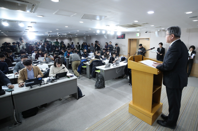 이재갑 고용노동부 장관이 24일 오전 서울 종로구 정부서울청사에서 근로시간 및 최저임금 관련 브리핑을 하고 있다./연합뉴스