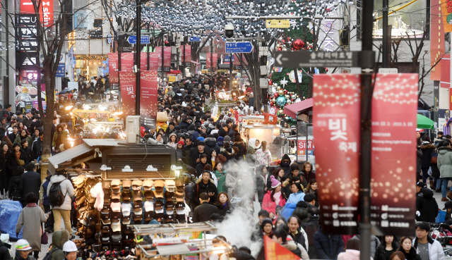 크리스마스 이브인 24일 서울 중구 명동 거리가 인파로 붐비고 있다./권욱기자