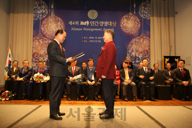 김원길(오른쪽) 바이네르 회장이 지난 20일 서울 르메르디앙호텔에서 열린 ‘인간경영대상’ 시상식에서 상생지속 부문 대상을 받고 있다. /사진제공=바이네르