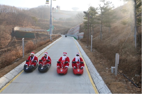 ▲루지 코스에서 고객과 산타가 루지를 타고 질주하고 있다. <사진 제공 - 강화 씨사이드 리조트>