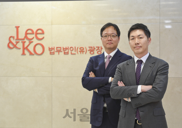 여장혁(왼쪽)·강기욱 법무법인 광장 변호사 /송은석기자
