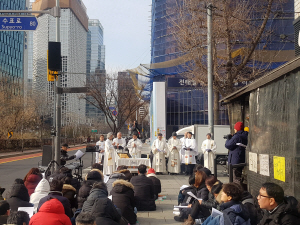 대한성공회와 나눔의집협의회 관계자와 국일고시원 화재 사고 생존자 등이 25일 서울 종로5가에서 성탄 예배를 드리고 있다./김지영 기자