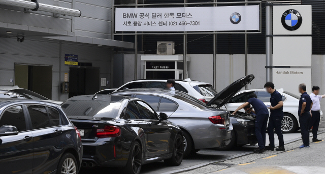 8월14일 오전 서울시내 한 BMW서비스센터에 점검 받기 위한 자동차들이 줄지어 주차돼 있다.  이날 국토부는 안전점검을 받지 않은 BMW 차량에 대해 운행정지 명령을 내리겠다고 발표했다. /송은석기자