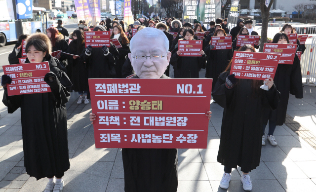 8일 오후 종로구 정부서울청사에서 ‘양승태 사법농단 대응을 위한 대학생 시국회의’ 주최로 열린 적폐판사 47인 탄핵촉구 대학생행진에서 참석자들이 적폐판사의 탄핵을 촉구하고 있다. /연합뉴스