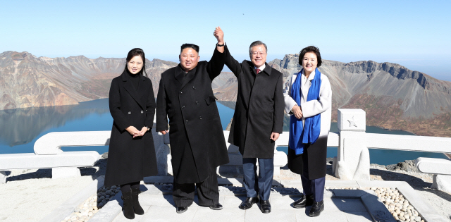 문재인 대통령과 김정은 국무위원장이 9월20일 오전 백두산 장군봉에서 손을 맞잡고 기념촬영을 하고 있다. /연합뉴스