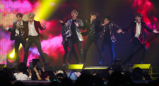 그룹 방탄소년단(BTS)이 11월 6일 오후 인천 남동구 수산동 인천남동체육관에서 열린 2018 MBC플러스 x 지니 뮤직 어워드(2018 MGA)에서 공연을 선보이고 있다. /연합뉴스