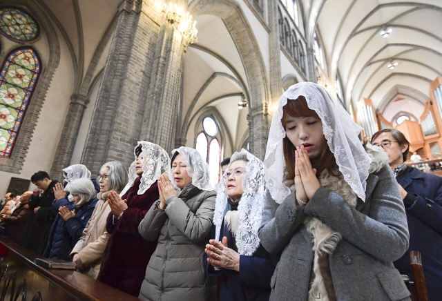 성탄절인 25일 서울 중구 명동성당에서 열린 예수 성탄 대축일 교중미사에서 신자들이 기도를 드리고 있다./송은석기자
