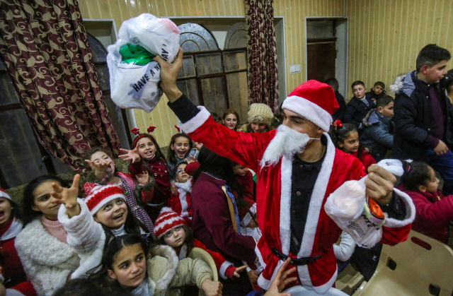 'IS 근거지' 이라크 기독교 마을에 등장한 산타
