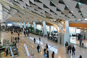 10년에 걸친 리모델링 사업을 마치고 지난 10월17일 정식 개장한 김포공항 국내선 여객터미널에서 승객들이 현대적인 느낌과 자연 채광을 높인 일반대합실을 이용하고 있다. /이호재기자