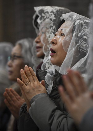 성탄절인 25일 천주교 신자들이 서울 중구 명동성당에서 봉헌된 예수 성탄 대축일 교중미사에 참석해 기도를 올리고 있다./송은석기자