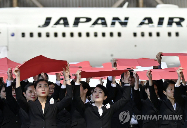 2017년 4월 3일 일본 도쿄 하네다 공항의 격납고에서 일본항공(JAL)의 신입 사원 1천600명 이상이 색 판지를 들고 입사식 예행연습을 하고 있는 모습./사진=연합뉴스