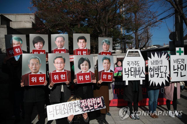 지난달 28일 오전 서울 종로구 헌법재판소 앞에서 열린 ‘낙태죄 존치는 여성에 대한 폭력이다’ 기자회견에서 참가자들이 낙태죄 위헌 결정을 촉구하는 퍼포먼스를 하고 있다./사진=연합뉴스