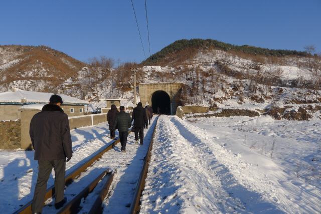 남북은 26일 오전 10시 북측 개성 판문역에서 남북 철도·도로 연결 및 현대화 착공식을 연다. 사진은 지난 13일 남북 철도조사단이 북한 함북 명천과 내포 사이에 놓인 피자령터널을 조사하는 모습./사진제공=통일부