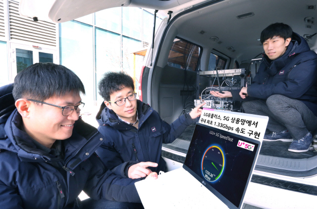 LG유플러스 직원들이 서울시 강서구 LG마곡사이언스파크 인근 5G 상용망에서 5G 단말을 통해 최고 속도 등을 테스트하고 있다./사진제공=LG유플러스