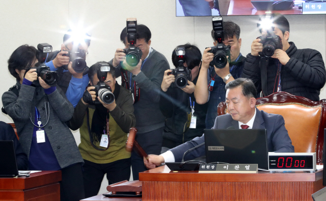 국회 교육위원회 이찬열 위원장이 26일 국회에서 열린 전체회의에서 의사봉을 두드리고 있다./ 연합뉴스