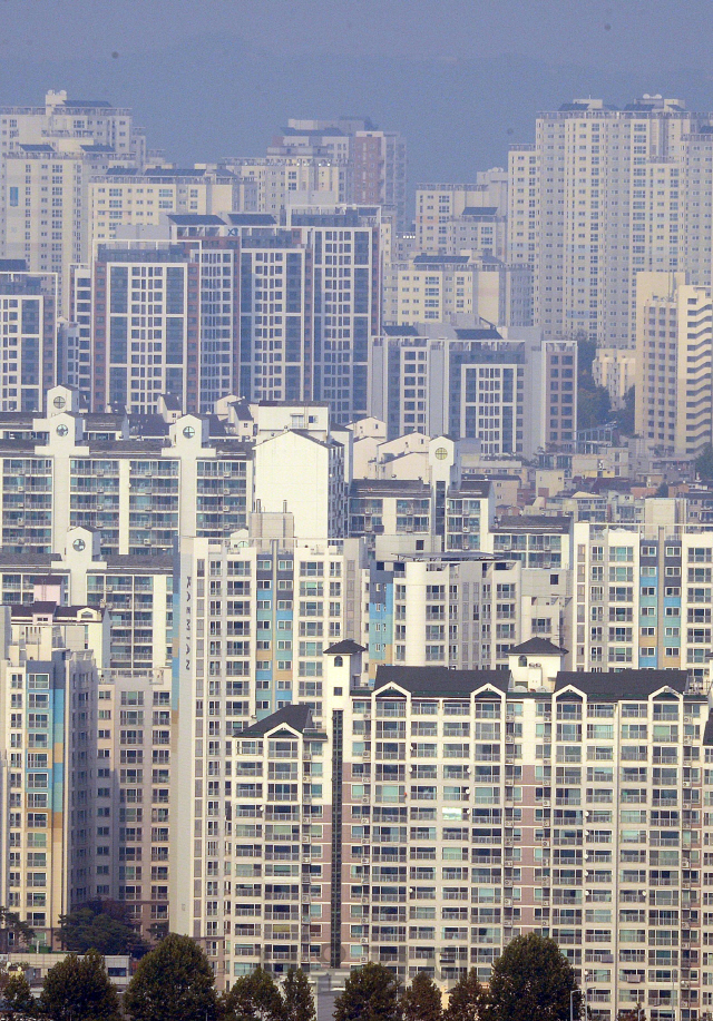26일 한국은행이 발간한 지역경제보고서에 따르면 부동산 전문가들은 전국 대부분 지역에서 집값이 소폭 하락할 것으로 예상했다. 사진은 여의도의 한 빌딩에서 바라본 서울 시내의 아파트. /이호재기자.