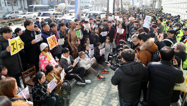 26일 오후 부산 동구 초량동 정발장군동상 앞에서 열린 한일 일본군 위안부 합의 무효와 강제징용노동자상 건립을 위한 공동행동에서 집회를 마친 참가자들이 모형 노동자상을 일본영사관 앞 소녀상 옆으로 옮긴 후 구호를 외치고 있다. /연합뉴스