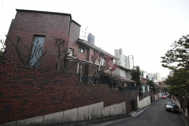 내년 공시가격이 대폭 상승하는 서울 삼성동의 한 단독주택. 공시가격 상승으로 이들 주택 소유자의 보유세(재산세 및 종합부동산세) 부담은 크게 늘어날 것으로 전망된다.  /송은석기자