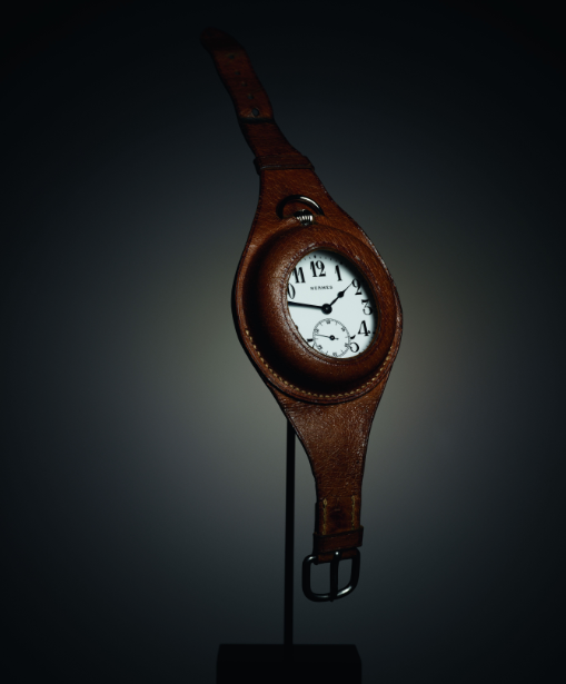 1912년 제작된 Porte-Oignon 시계. 100여 년 전 작품이라 믿기 어려울 만큼 세련된 디자인을 자랑한다. 사진=에르메스