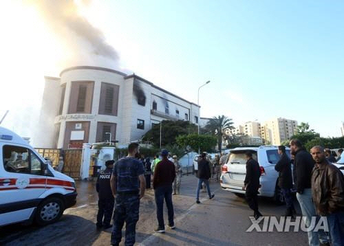 폭탄이 터진 뒤 연기가 피어오르는 리비아 외교부 건물 / 연합뉴스