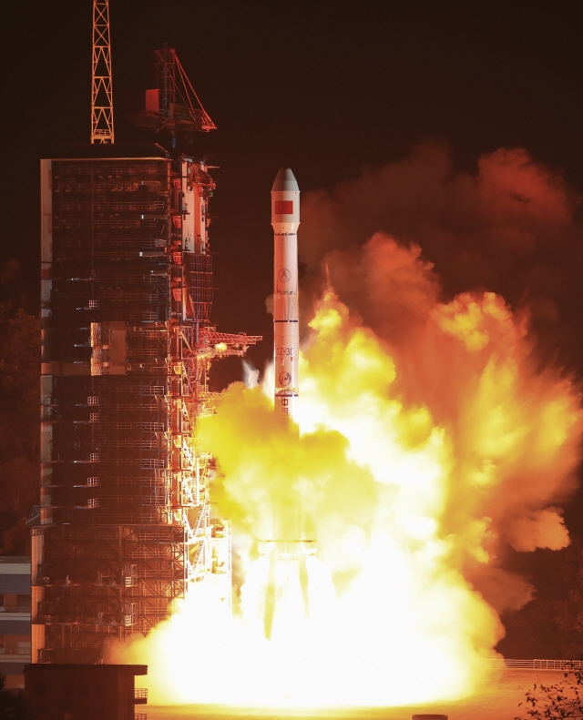 지난 25일 중국 쓰촨성에서 통신시험위성을 실은 창정3호 로켓이 발사되고 있다. /신화연합뉴스