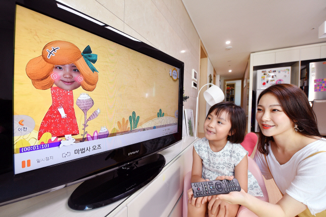 SKB의 ‘살아 있는 동화’서비스를 시청하는 아이의 모습이 실시간으로 카메라에 찍혀 TV 속 ‘오즈의 마법사’ 이야기 주인공으로 방영되고 있다. /사진제공=SKB