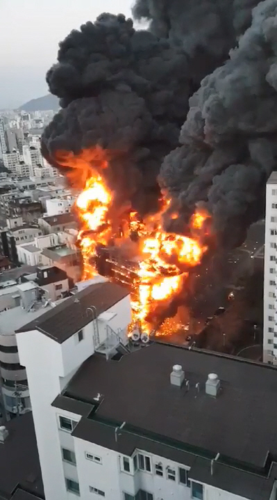 26일 오후 서울 강남구 청담동 강남구청역 인근 신축빌라 공사장에서 원인미상의 화재가 발생해 연기가 피어오르고 있다./연합뉴스