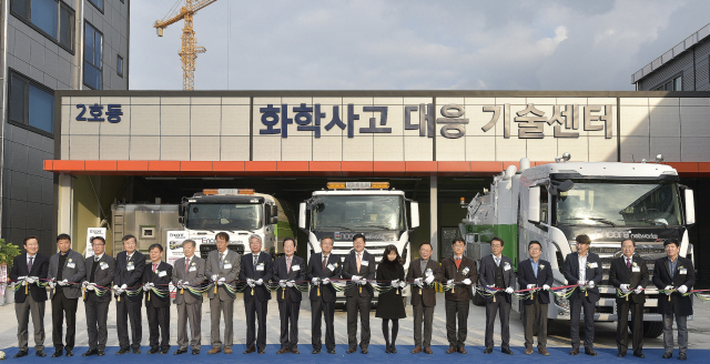 지난 21일 울산 남구 테크노산업단지 내 엔코아네트웍스에서 열린 ‘화학사고 대응센터’ 출범식에서 관계자들이 테이프커팅을 하고 있다. /사진제공=울산시