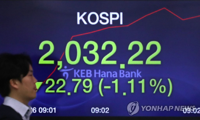 코스피가 하락세로 출발한 26일 오전 서울 중구 KEB 하나은행 딜링룸에서 한 딜러가 전광판 앞을 지나고 있다./사진=연합뉴스