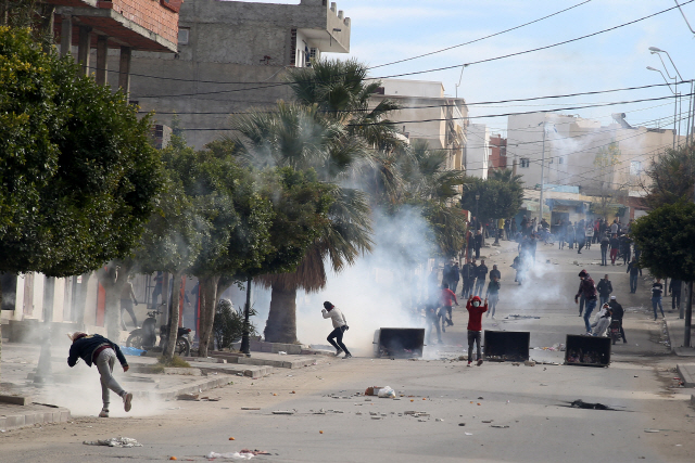 튀니지 언론인이 경제적 어려움을 호소하며 분신 사망한 다음 날인 25일(현지시간) 북동부 카세린에서 과격 시위가 벌어지고 있다. /카세린=EPA연합뉴스